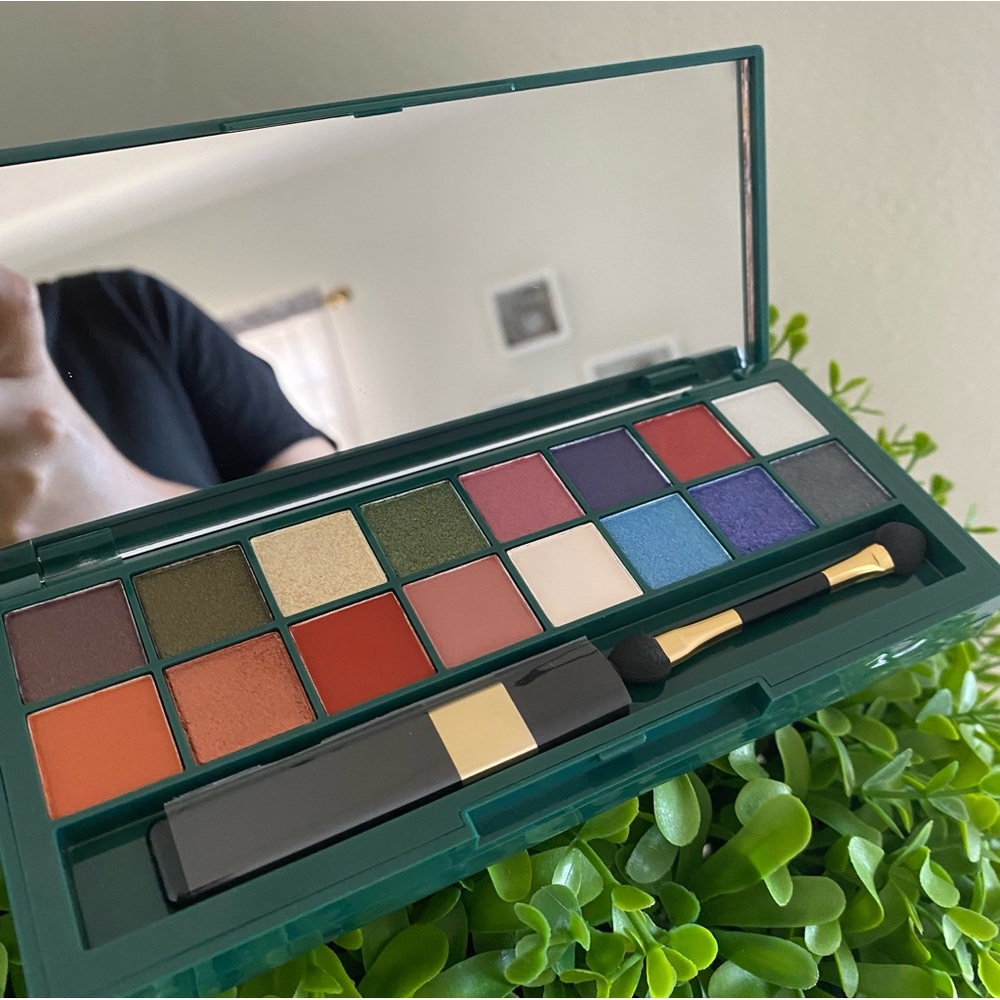 Fmg Glimmer Eyeshadow Palette